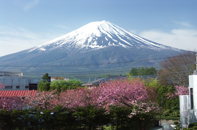 客室から見える春の富士山